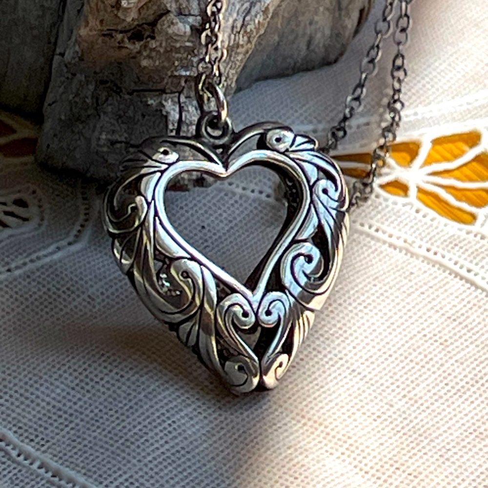 Large filigree heart necklace w/chain